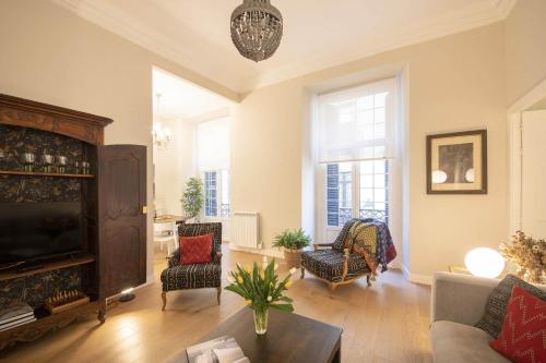 a living room with a couch and a tv at MARITXU'S HOME in San Sebastián