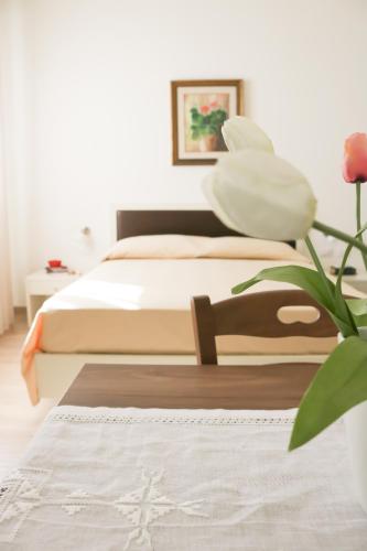 a bedroom with two beds and a plant at Fra'iMari in Gallipoli