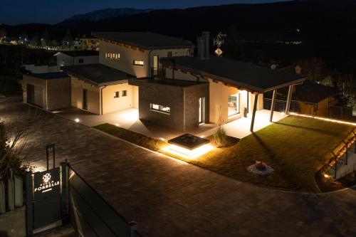 VILLA PORRELLI rooms & spa suite في San Demetrio neʼ Vestini: منزل به أضواء على السطح في الليل