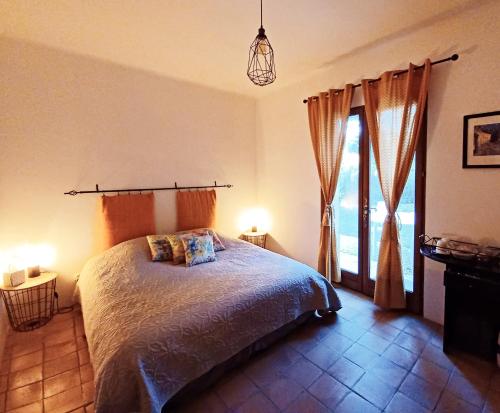 una camera con un letto e una grande finestra di Suite avec jardin entre Aix en Provence, Luberon et Verdon a Peyrolles-en-Provence