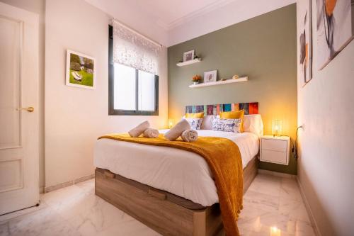 Un dormitorio con una cama con una manta. en Slava Luxury Suite en Sevilla