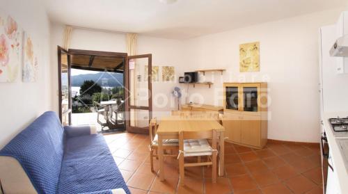A kitchen or kitchenette at 15B - Grazioso appartamento riservato a Porto Mannu