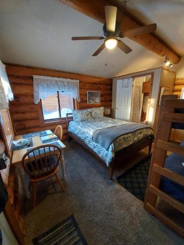 Postel nebo postele na pokoji v ubytování Hatcher Pass Cabins