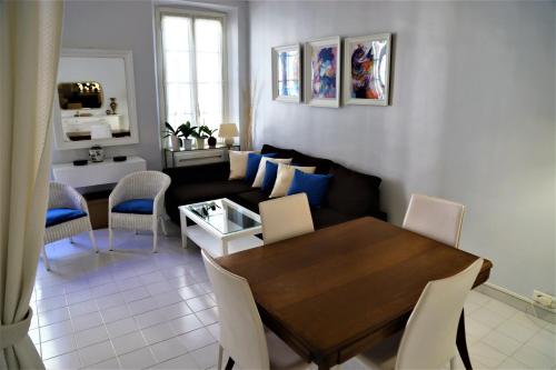un salon avec une table et un canapé dans l'établissement Hoche Cannes Centre 