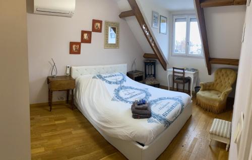 ein Schlafzimmer mit einem Bett mit einem Teddybär drauf in der Unterkunft La Maison Du Bonheur in Saintry-sur-Seine