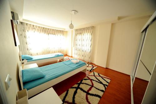 Una habitación de hospital con dos camas y una ventana. en Berkay Villas 2, en Alanya