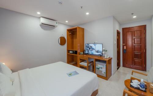 Una televisión o centro de entretenimiento en Stellar Hotel