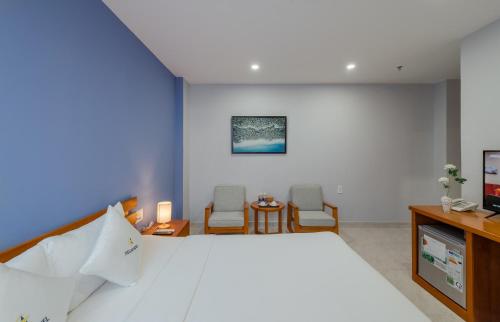 Una cama o camas en una habitación de Stellar Hotel