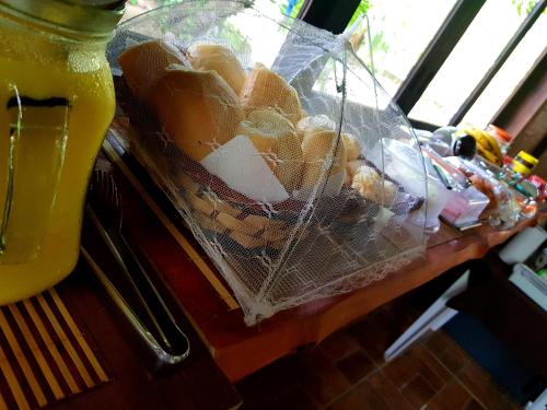 een fruitmand bovenop een tafel bij Chalés Poly in São Bento do Sapucaí