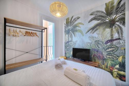 - une chambre avec un grand lit blanc et des serviettes dans l'établissement IMMOGROOM - Refurbished - Suquet - Sea view, à Cannes