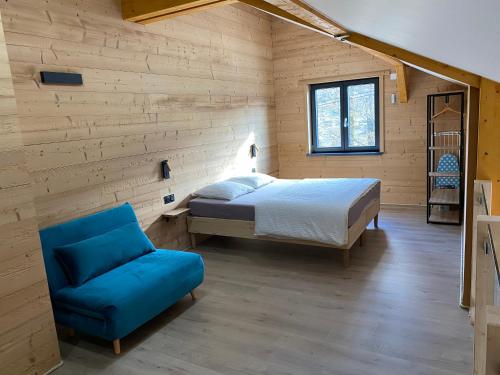 Un pat sau paturi într-o cameră la Les Chalets des Capucines & Jacuzzi privatif