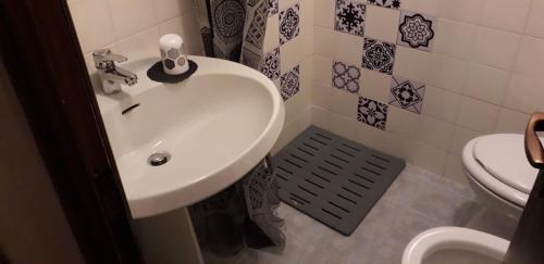 y baño con lavabo y aseo. en Casetta Maia, en Lavarone