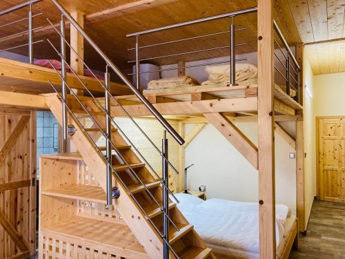 ロキトニツェ・ナト・イゼロウにあるHorní Náměstíの二段ベッド付きの客室で、キャビン内に階段があります。