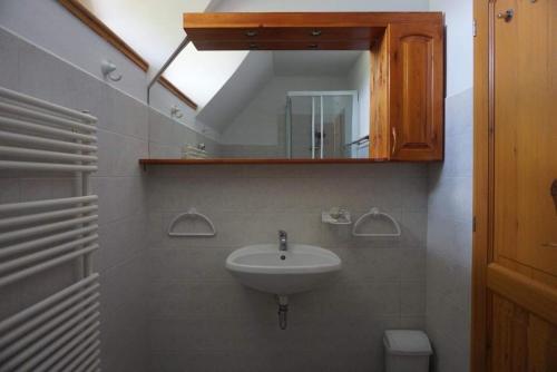 Ванная комната в Emese Apartman Cserszegtomaj