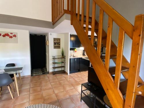 un salon avec un escalier et une cuisine dans l'établissement La Villa de la Plage, à Argelès-sur-Mer