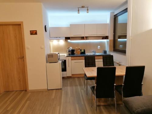 eine Küche und ein Esszimmer mit einem Tisch und Stühlen in der Unterkunft Apartma Kuhar in Kranjska Gora