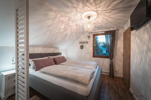 una camera da letto con un grande letto e un soffitto con aigrafia di Sommerhaus am Nationalpark Eifel mit Sauna a Monschau