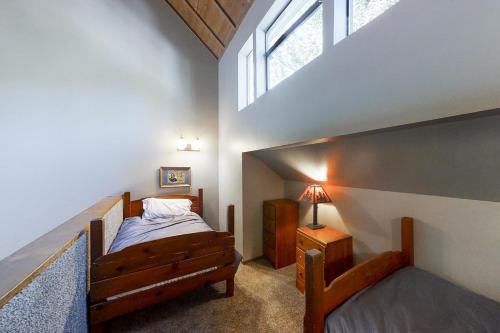 Postel nebo postele na pokoji v ubytování Eagles Nest Condo #88