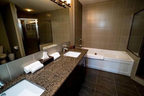 Ένα μπάνιο στο Spacious Penthouse Suite-king Beds-pool & Hot Tub