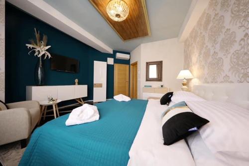 ein Schlafzimmer mit einem großen Bett und einem Sofa in der Unterkunft Residence Antiqua Rooms in Bibinje