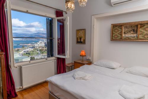 Un dormitorio con dos camas y una gran ventana. en Büyük Konak İzmir, en Izmir