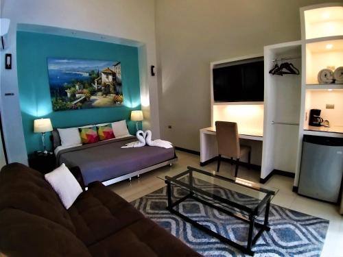 TV a/nebo společenská místnost v ubytování Alameda Cariari Boutique Hotel