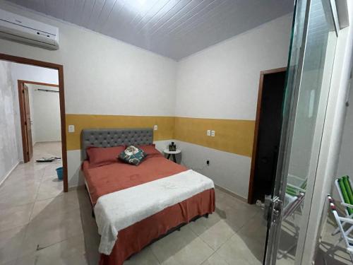 1 dormitorio con 1 cama y ducha acristalada en Flat hotel Victoram, en Rio Branco