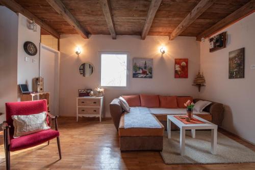 sala de estar con sofá y mesa en Cozy cottage, little paradise in the hinterland en Kotor