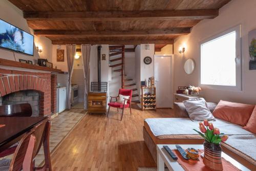 sala de estar con sofá y chimenea en Cozy cottage, little paradise in the hinterland en Kotor