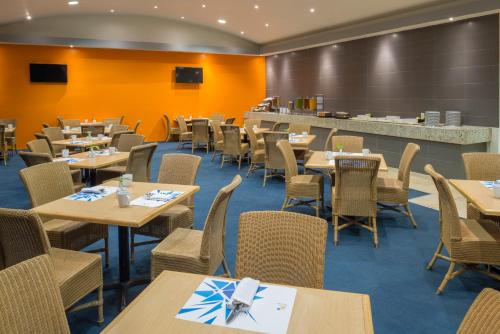 an empty dining room with tables and chairs at Real Inn Nuevo Laredo in Nuevo Laredo