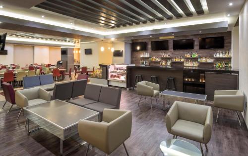 Area lounge atau bar di Real Inn San Luis Potosi