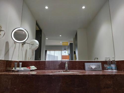 a bathroom with a sink and a mirror at Real Inn Perinorte in Mexico City