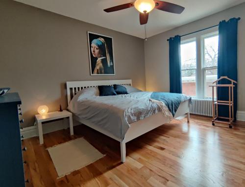 um quarto com uma cama e um quadro na parede em Historic Oak Park Home for 6 / Hemingway District em Oak Park