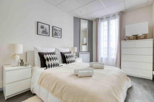 - une chambre blanche avec un grand lit et 2 oreillers dans l'établissement Ô Paisible proche Paris Wifi Netflix Parking, à Saint-Ouen