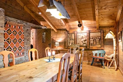 una sala da pranzo con tavolo e sedie in legno di Voss/Bolstad: Peaceful countryside cabin/lodge a Bolstadøyri