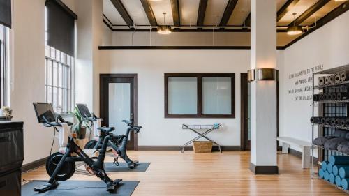 Gimnasio o instalaciones de fitness de SCP Redmond Hotel