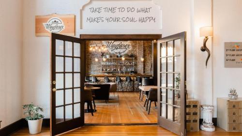 Un restaurante o sitio para comer en SCP Redmond Hotel