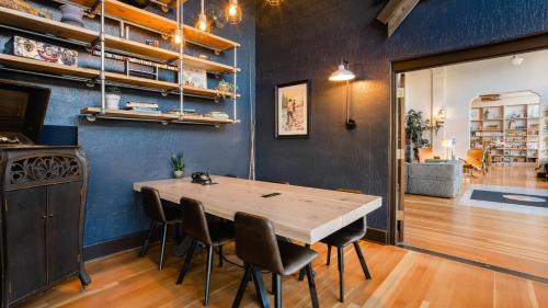 Una cocina o zona de cocina en SCP Redmond Hotel