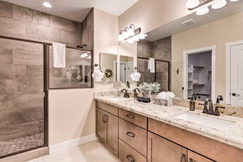Un baño con dos lavabos y un espejo grande. en Modern Flagstaff Retreat with Fire Pit and EV Charger!, en Flagstaff
