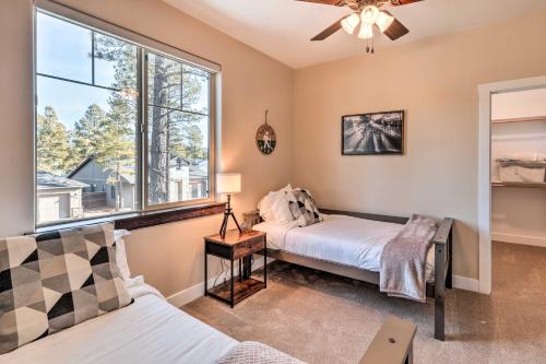 Un dormitorio con dos camas y una ventana. en Modern Flagstaff Retreat with Fire Pit and EV Charger!, en Flagstaff