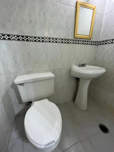 Koupelna v ubytování Hotel Paris