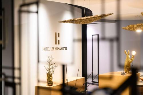 a store window with two vases and a deer statue at Best Western Plus Hotel & Restaurant Les Humanistes Colmar Nord in Sélestat
