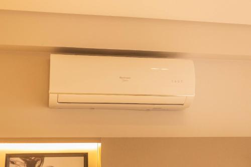 a air conditioner on the ceiling of a room at Manaíra Apart Hotel por Carpediem in Tambaú
