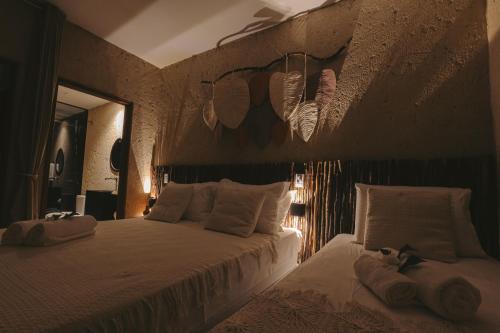 a bedroom with a large bed and a mirror at NORI POUSADA in São Miguel dos Milagres