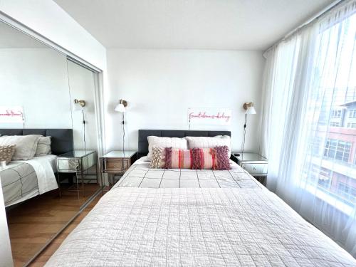 A bed or beds in a room at Lovely one-bedroom apartment with swiming pool, hot-tube and gym in central location