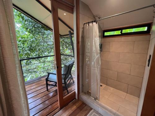 Koupelna v ubytování Hotel Arenal Glamping