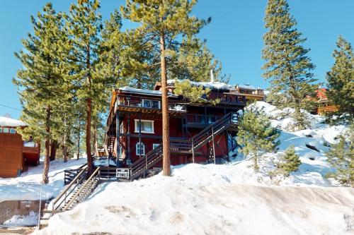 una casa de madera en la nieve con árboles en Overlook Nook, en Stateline