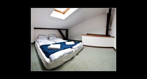 1 dormitorio con 1 cama con sábanas azules y toallas en 777 Apartments 2, en Cracovia