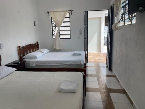 Tempat tidur dalam kamar di Hotel villa carmita