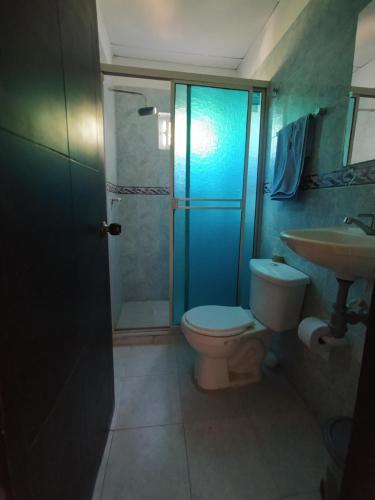 uma casa de banho com um WC, um chuveiro e um lavatório. em Apartamento #3 completo en excelente ubicación em Ríohacha